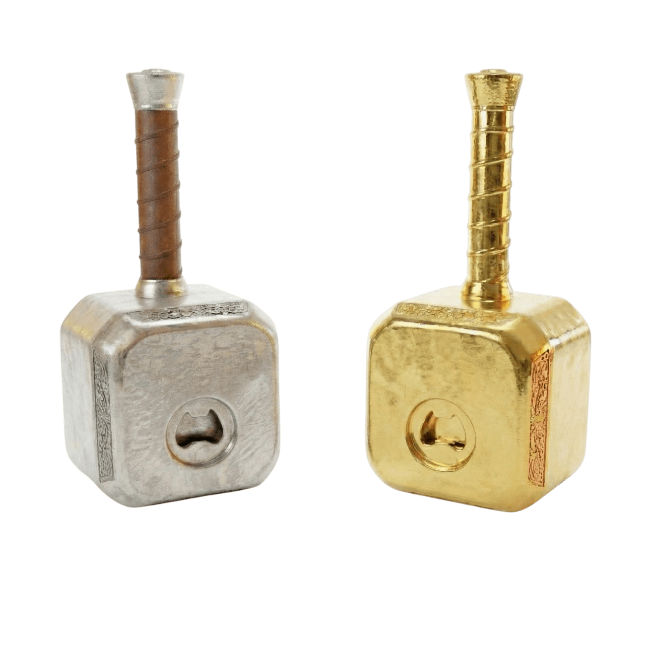 Vue arrière de deux mugs en forme de marteau de Thor (Mjölnir) sur une table de taverne. Le modèle argenté sombre (à gauche) et le modèle doré (à droite) montrent leurs décapsuleurs intégrés dans les manches.