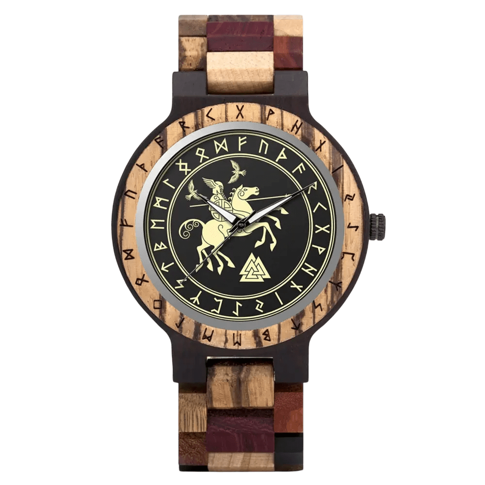 Montre Viking en bois multicolore (rouge, clair et sombre) avec cadran noir. Illustration dorée du dieu Odin chevauchant son cheval à huit jambes Sleipnir, accompagné de ses corbeaux et du Valknut.