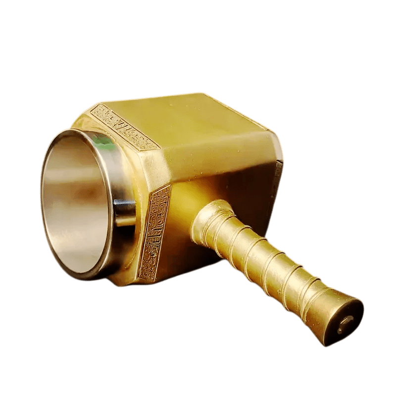 Mug viking en forme de marteau de Thor Mjölnir avec finition dorée brillante. Modèle "Trésor d'Asgard" avec décapsuleur intégré et intérieur en acier inoxydable.