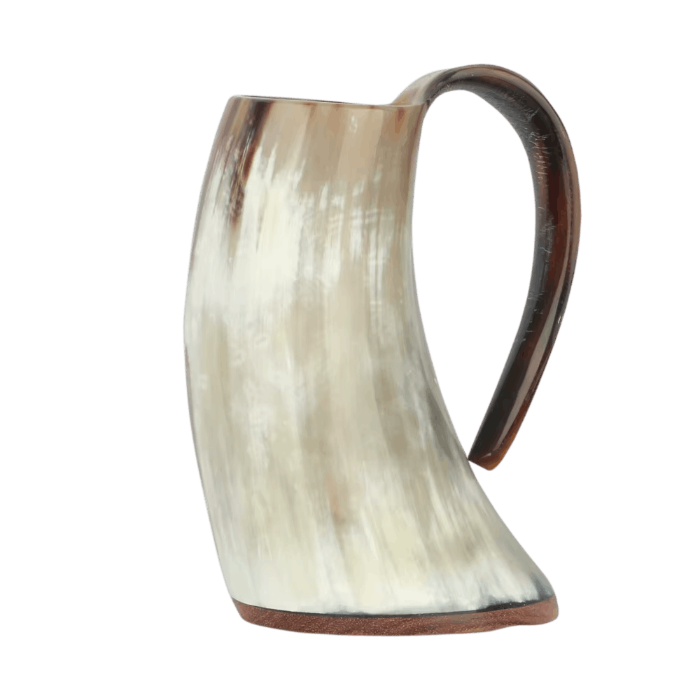 Mug viking en corne de buffle blonde veinée, anse brun foncé et fond de bois, sur fond blanc
