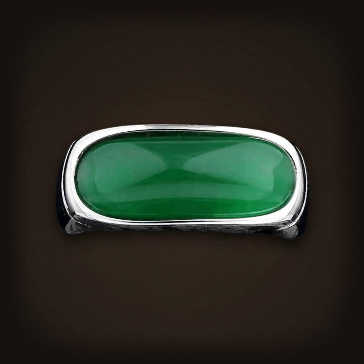 Bague en acier inoxydable poli sertie d'un cabochon vert ovale allongé