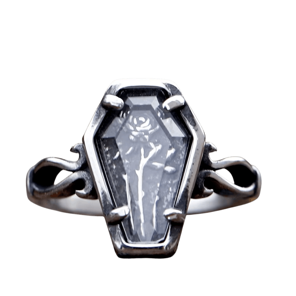 Bague en acier, plateau en forme de cercueil avec rose en relief sous verre et épaules en volutes ajourées