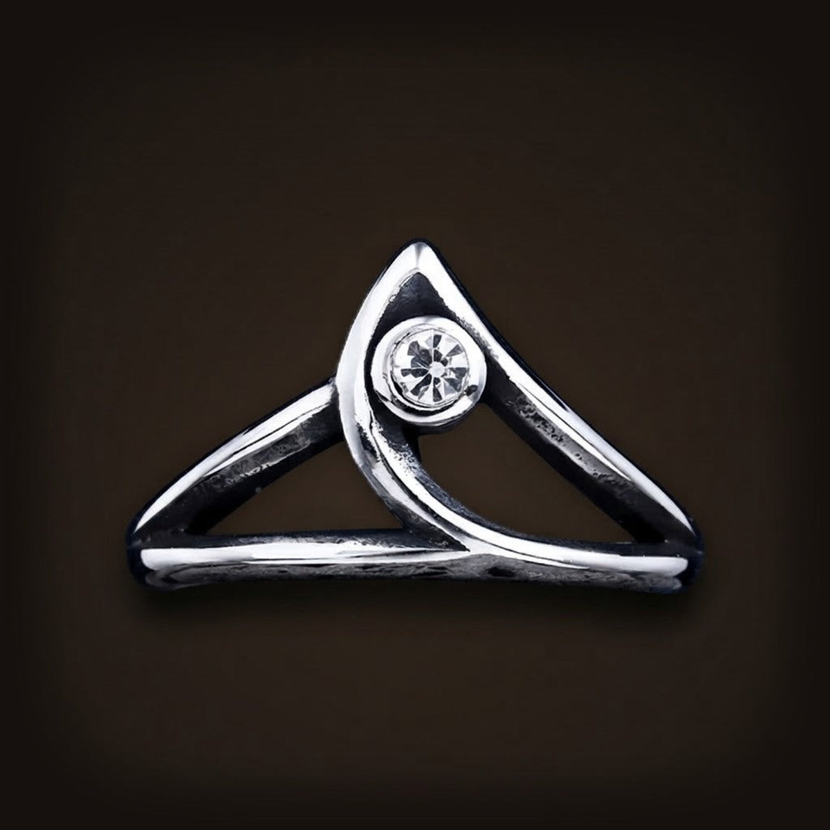 Bague chevron ajourée en acier inoxydable, zircon blanc serti clos à la pointe du V