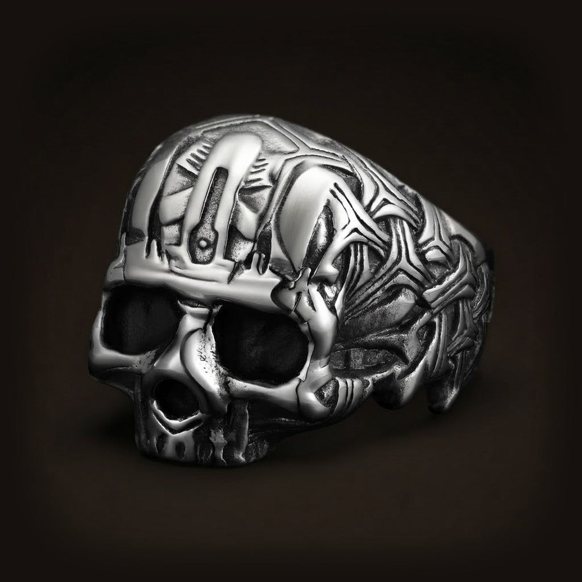 Bague en acier en forme de crâne sculpté en volume, front et tempes gravés de motifs entrelacés