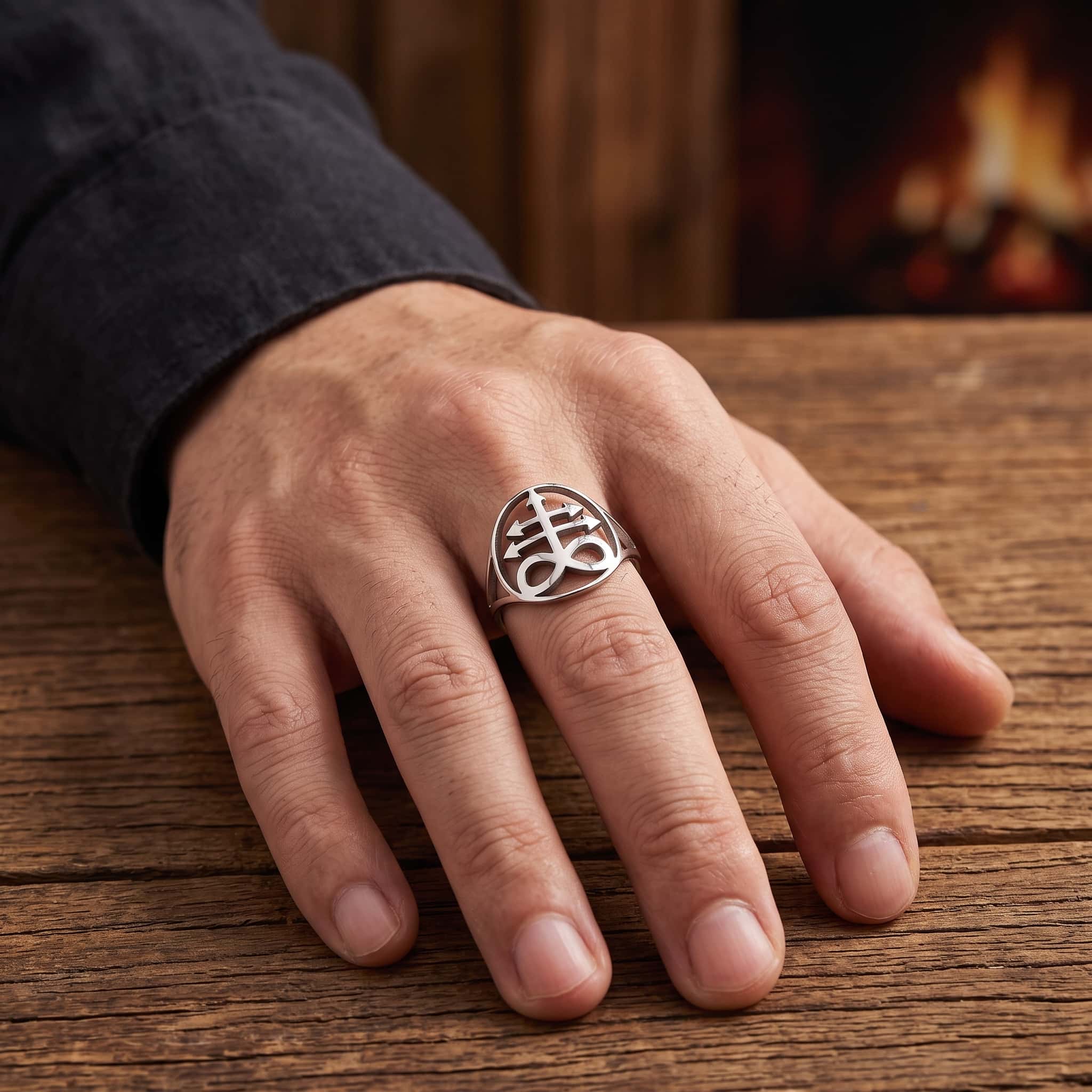 Bague Croix de Soufre : Le Signe des Alchimistes, Acier, portée au doigt