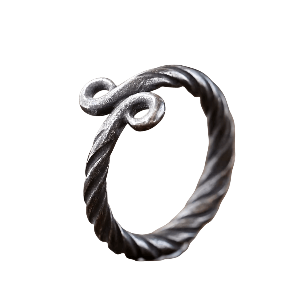 Bague croix de troll en fil d'acier torsadé patiné, extrémités croisées en deux volutes