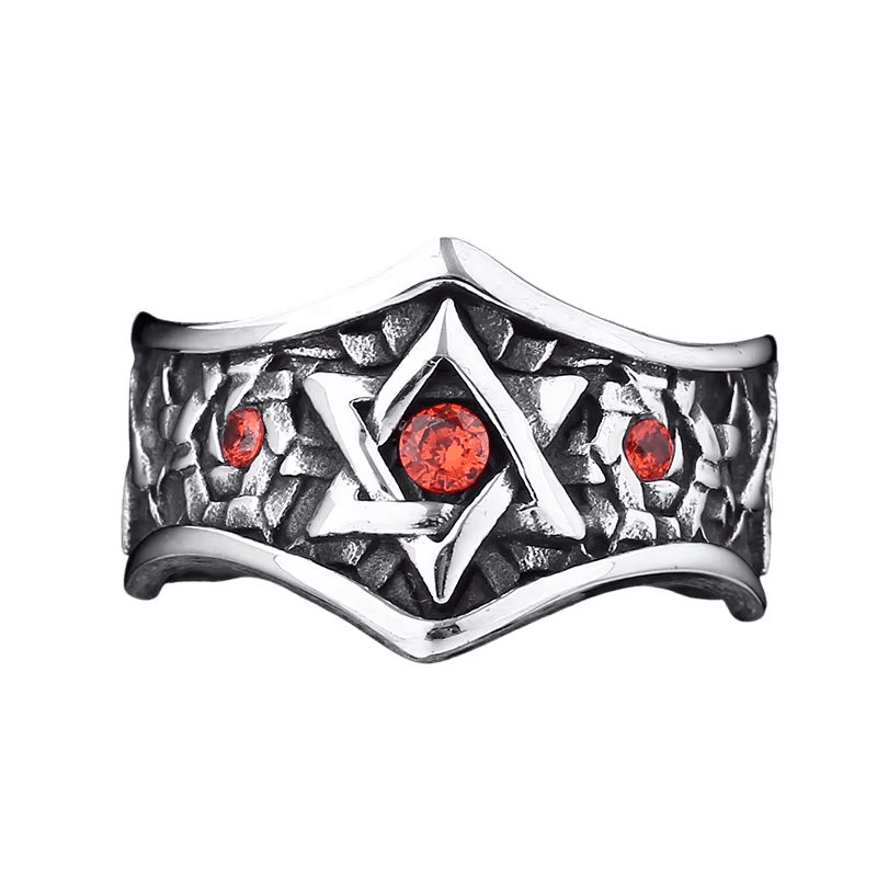 Bague large en acier, étoile à six branches sertie de zircons rouges sur fond martelé noirci