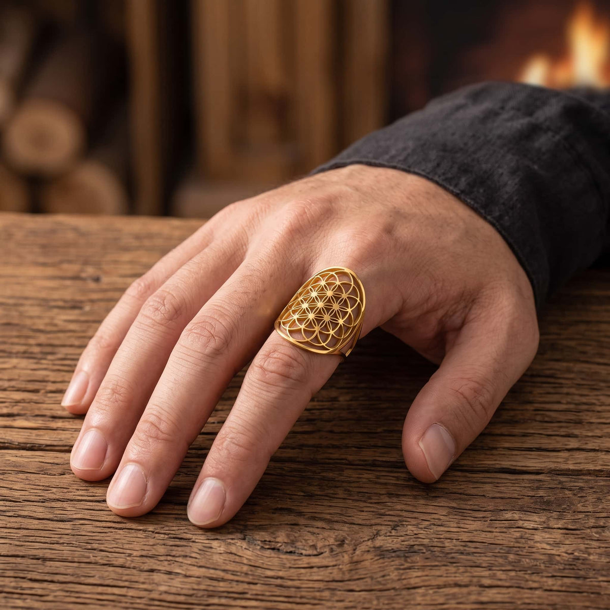 Bague Fleur de Vie Ajourée : Large Plateau, Dorée, portée au doigt