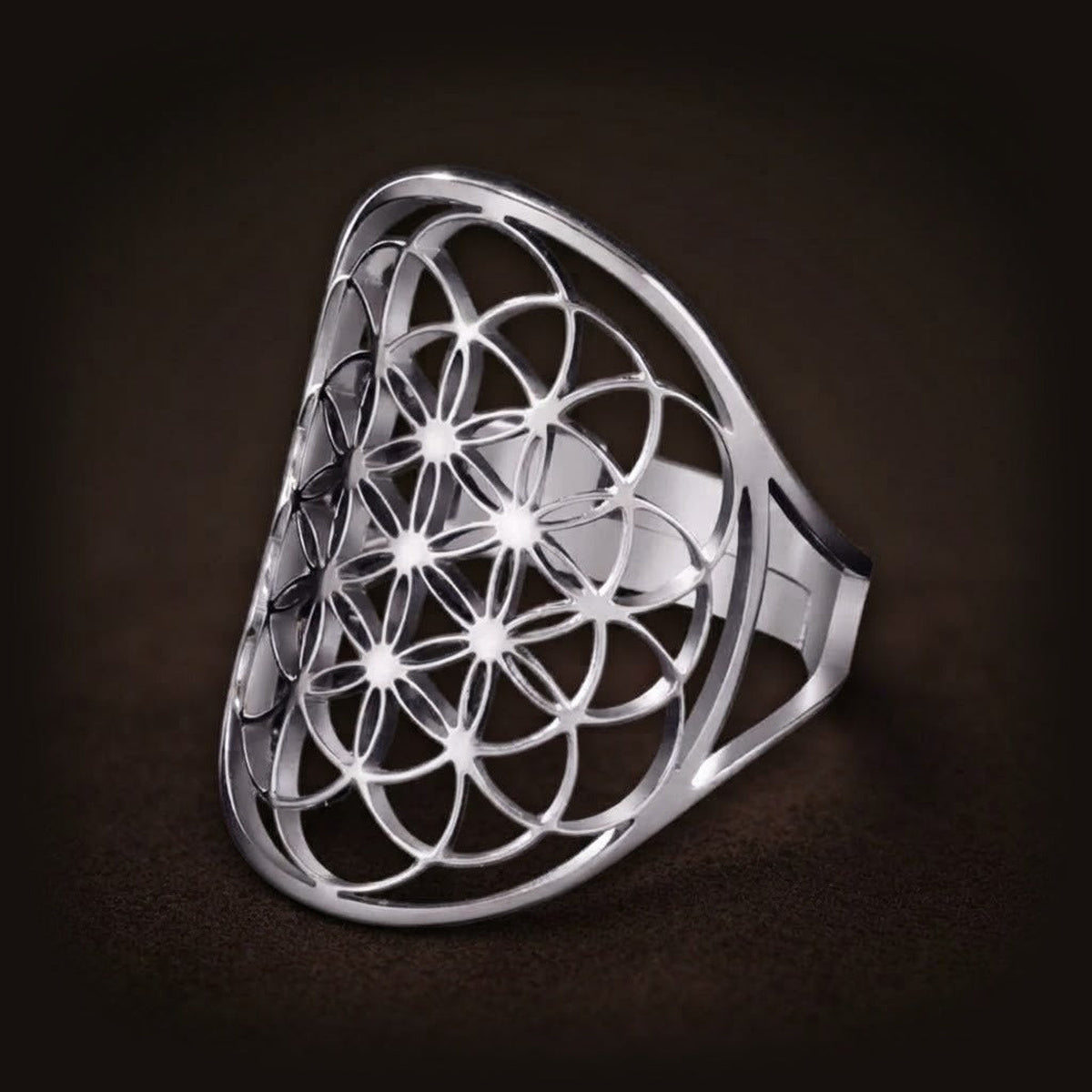 Bague Fleur de Vie ajourée à large plateau, version argentée