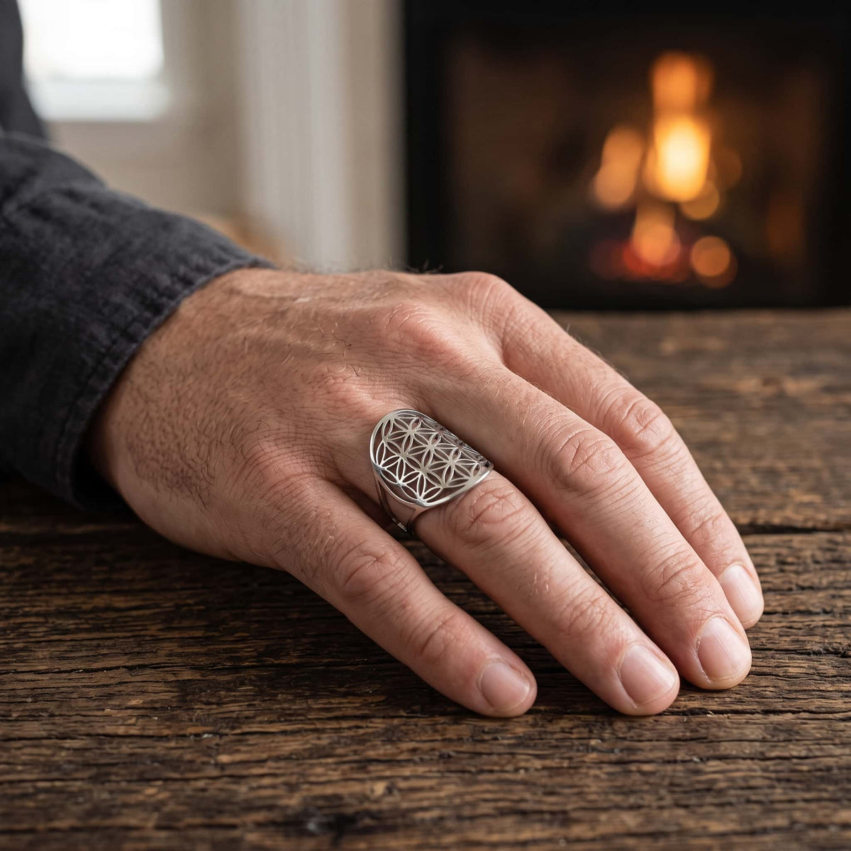 Bague Fleur de Vie Bombée : Acier Argenté, portée au doigt