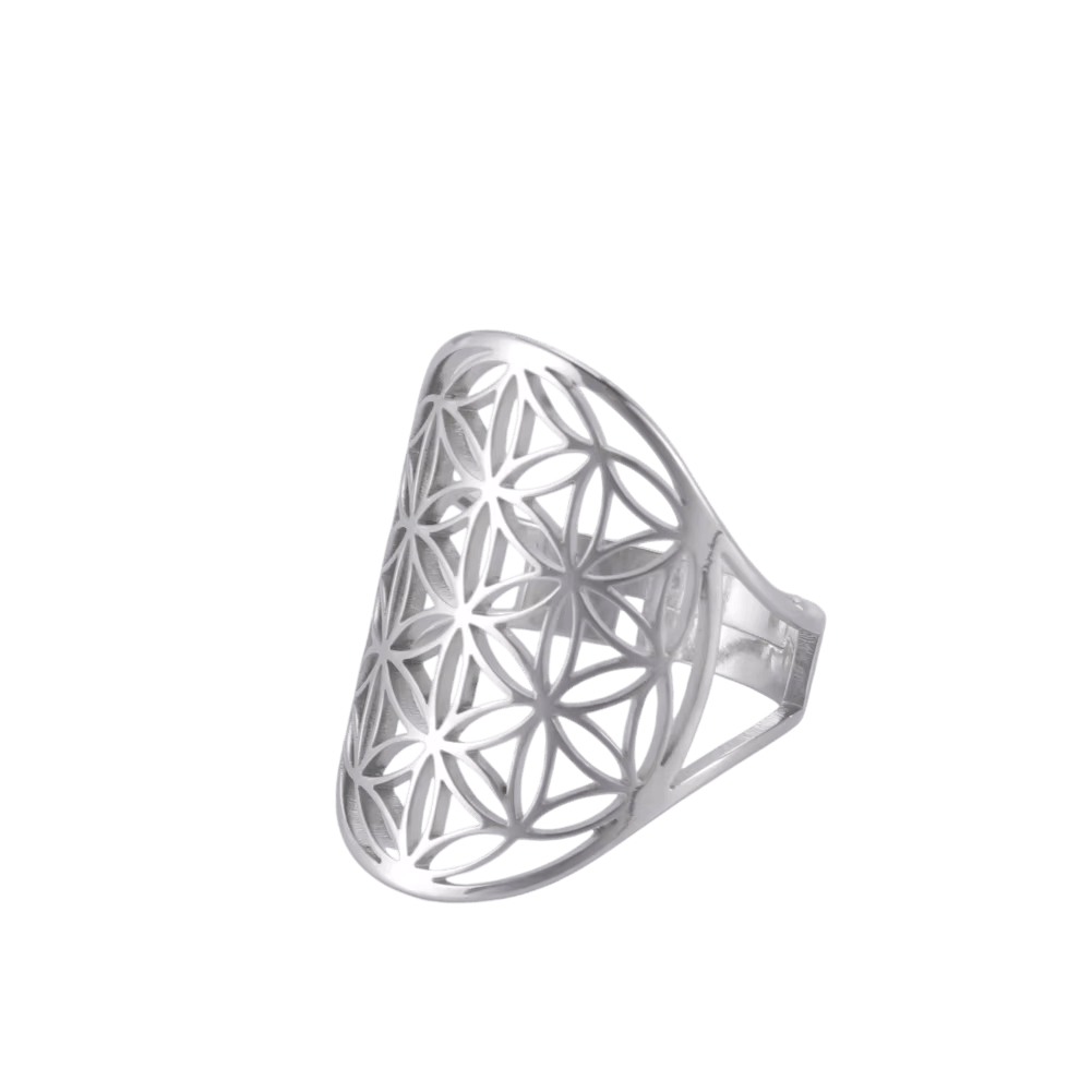 Bague Fleur de Vie Bombée : Acier Argenté, vue de détail sur fond blanc
