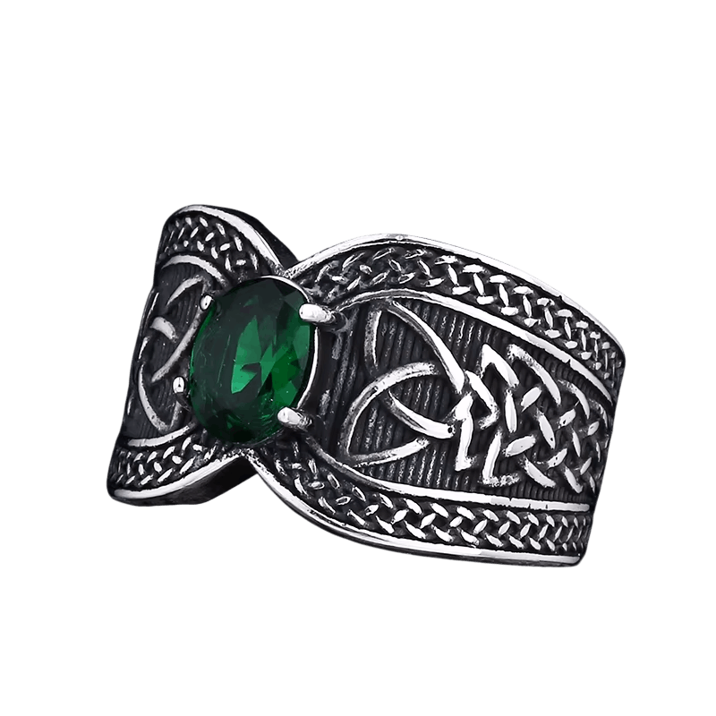 Bague large en acier patiné couverte de triquetras et de bordures tressées, sertie d'un zircon vert