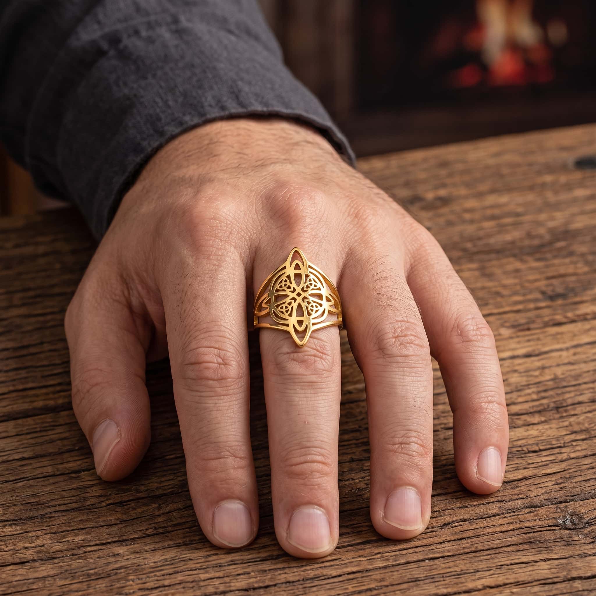 Bague Nœud de Sorcière : Large Plateau Ajouré, Dorée, portée au doigt
