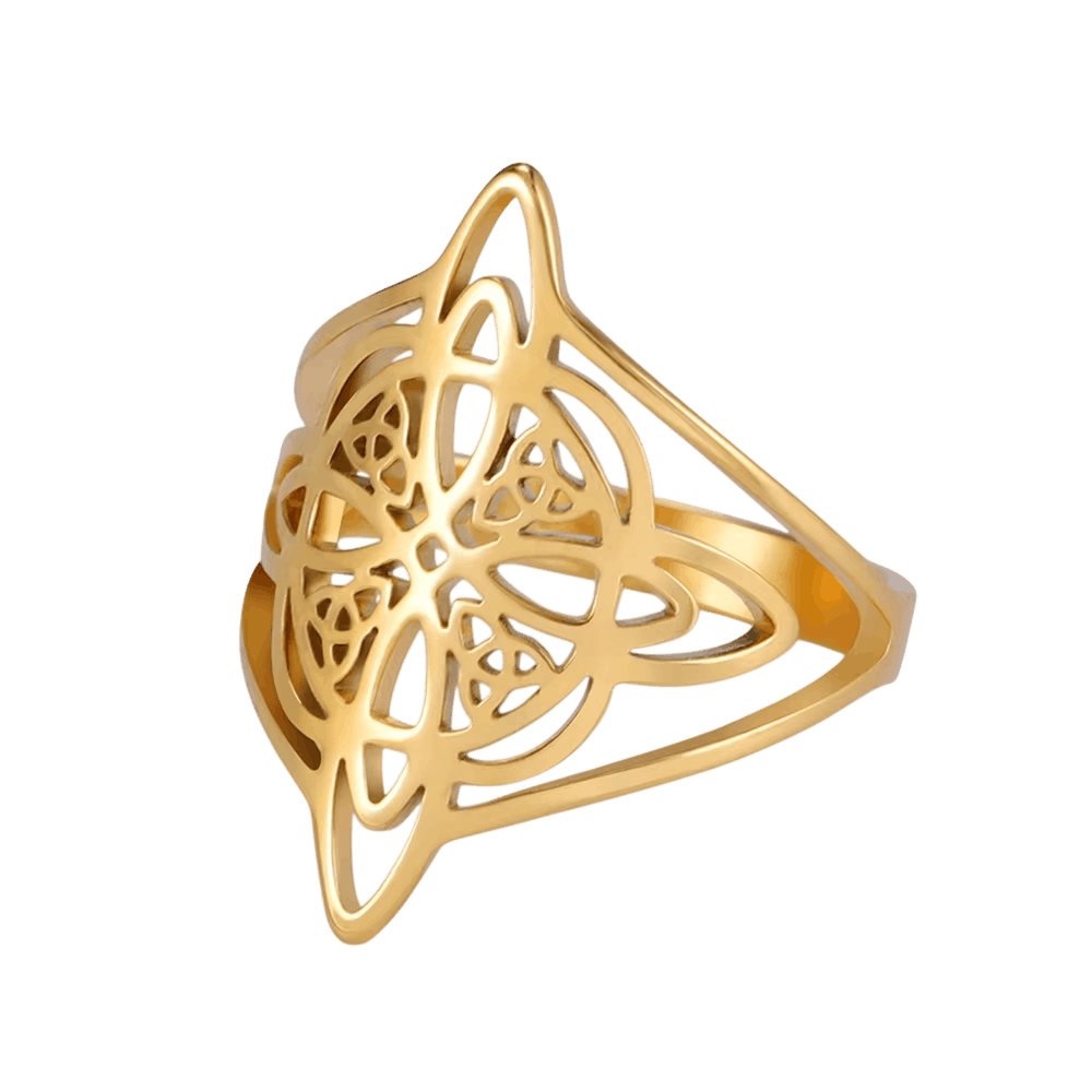 Bague Nœud de Sorcière : Large Plateau Ajouré, Dorée, vue de détail sur fond blanc