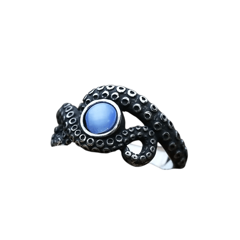 Bague en acier noirci en forme de tentacule à ventouses, enroulé sur une pierre bleue à effet œil-de-chat