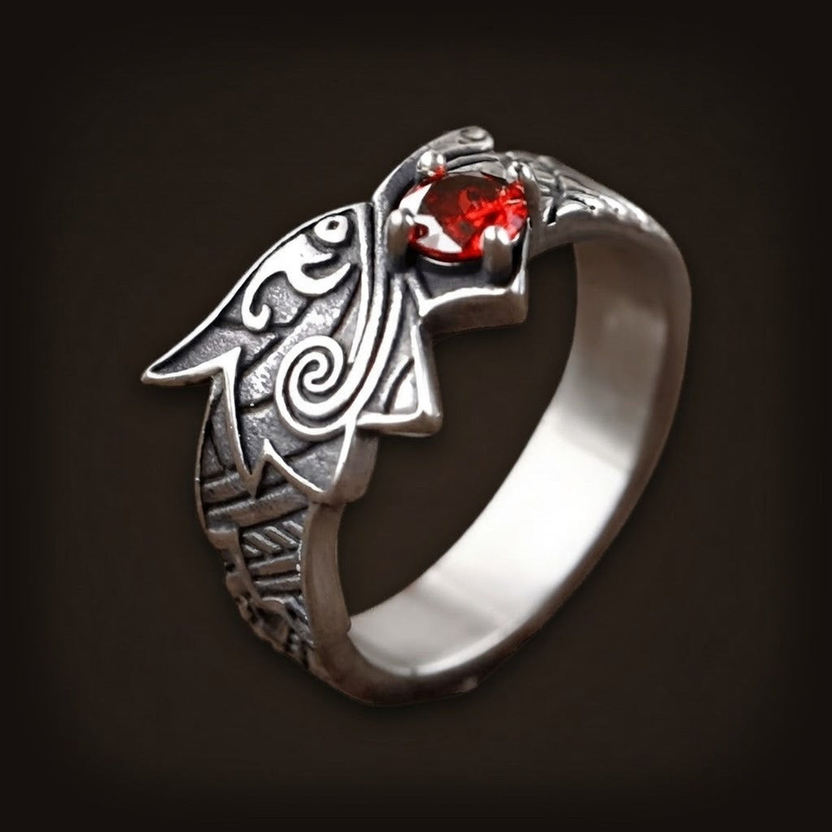 Bague en acier, tête de dragon de profil ciselée de spirales, œil en zircon rouge