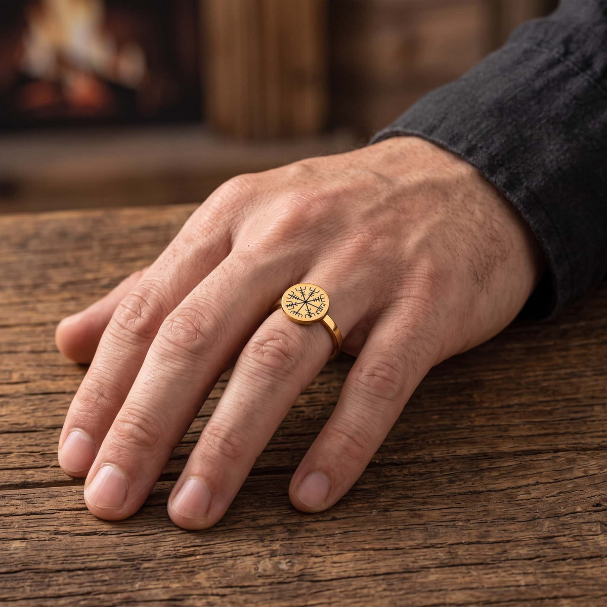 Bague Vegvísir : Plateau Rond Gravé, Dorée, portée au doigt
