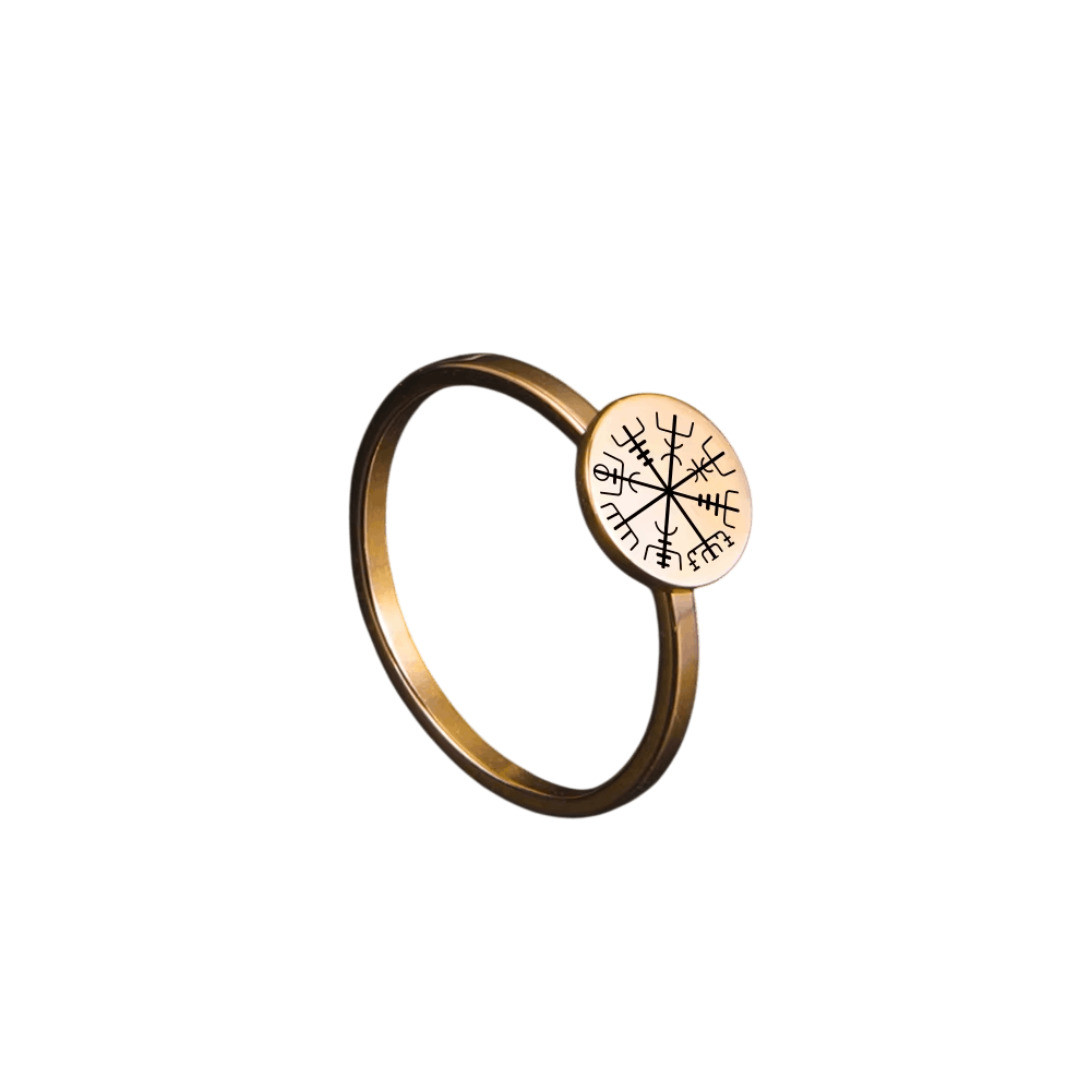 Bague Vegvísir : Plateau Rond Gravé, Dorée, vue de détail sur fond blanc