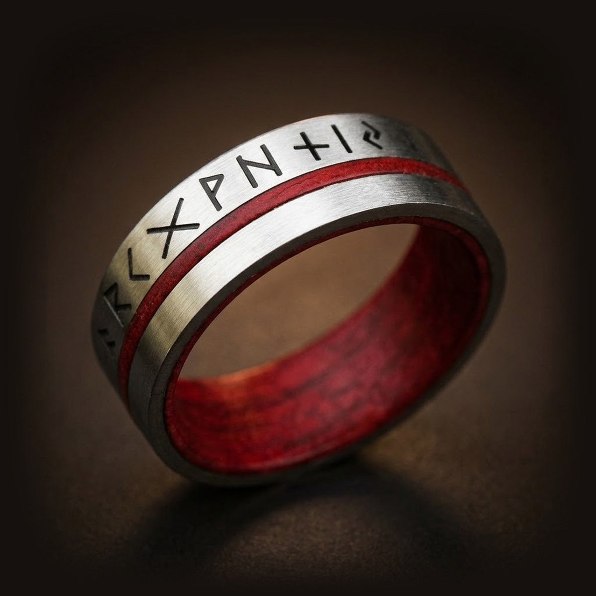 Anneau viking en acier clair à liseré rouge, runes du Futhark gravées