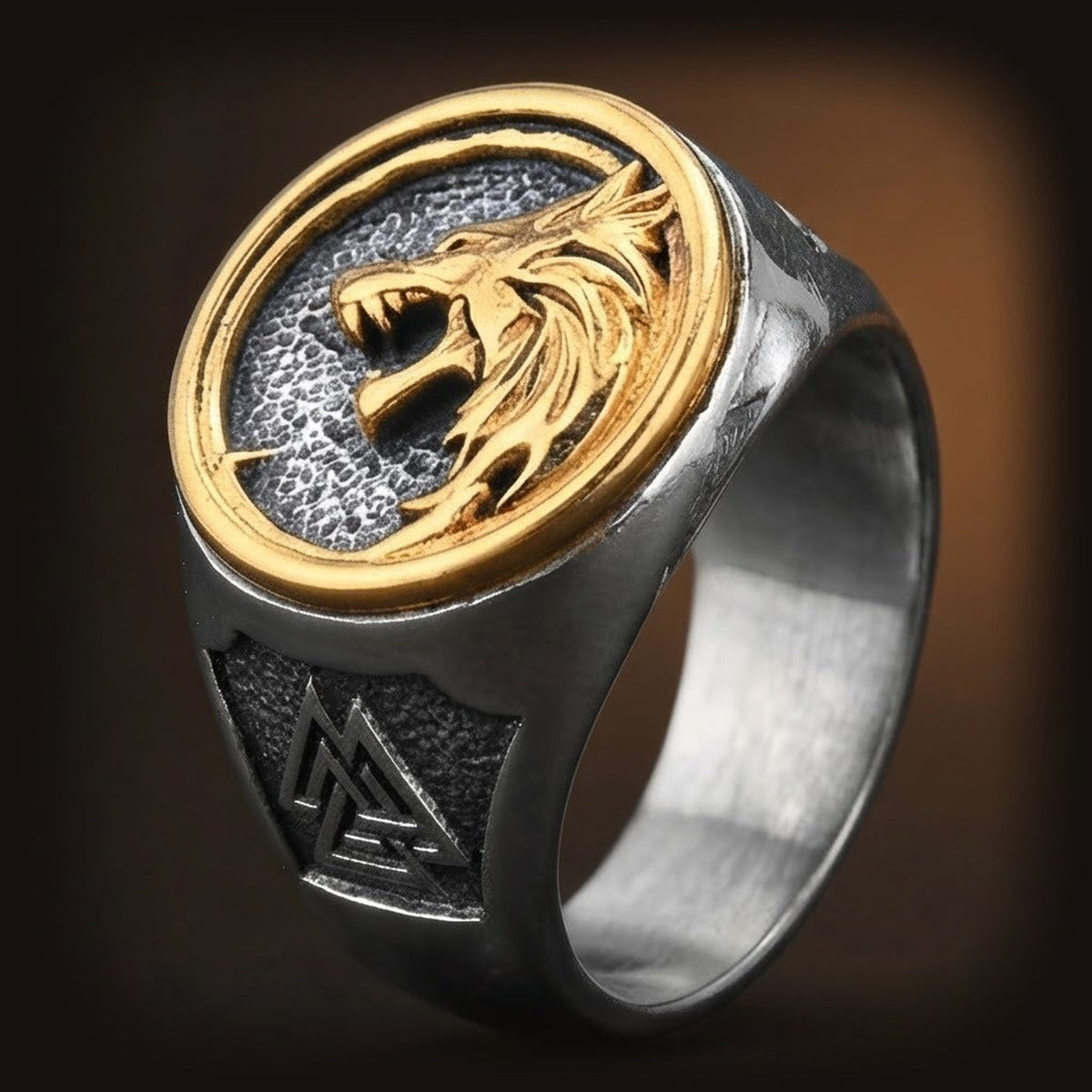 Chevalière viking tête de loup, finition dorée : loup et cerclage dorés sur plateau texturé, Valknut gravé sur le côté
