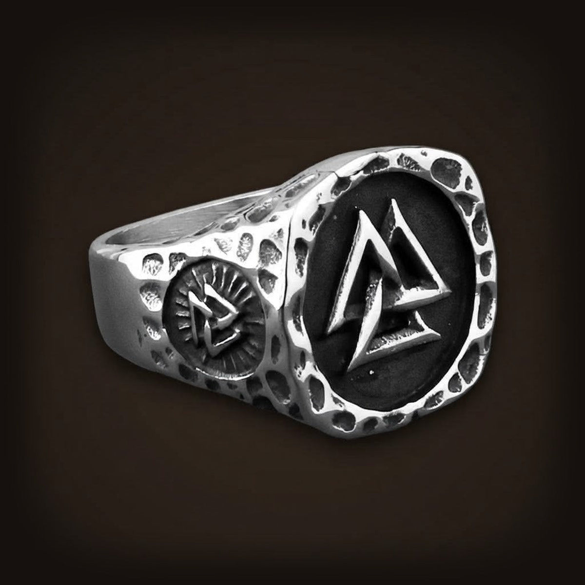 Bague viking chevalière valknut en acier inoxydable antique texture forgée.