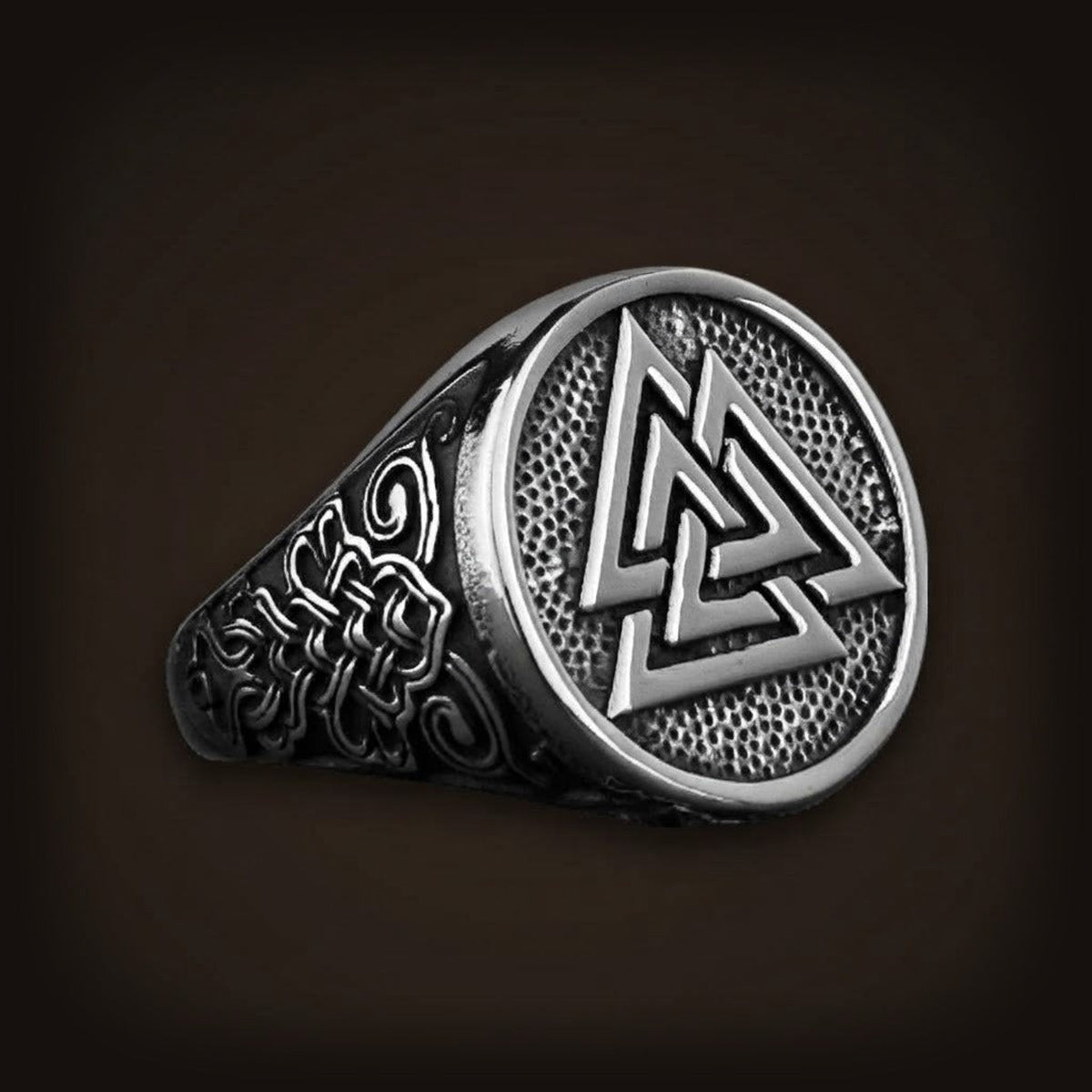 Bague viking chevalière valknut trois triangles entrelaces en acier inoxydable poli.