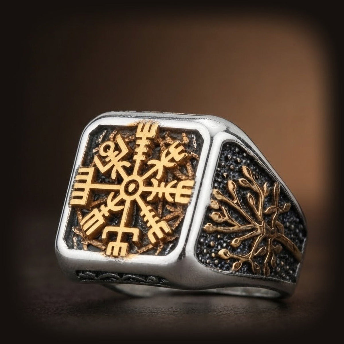 Chevalière viking carrée Vegvísir, finition dorée : Vegvísir et arbre de vie dorés sur fond noirci