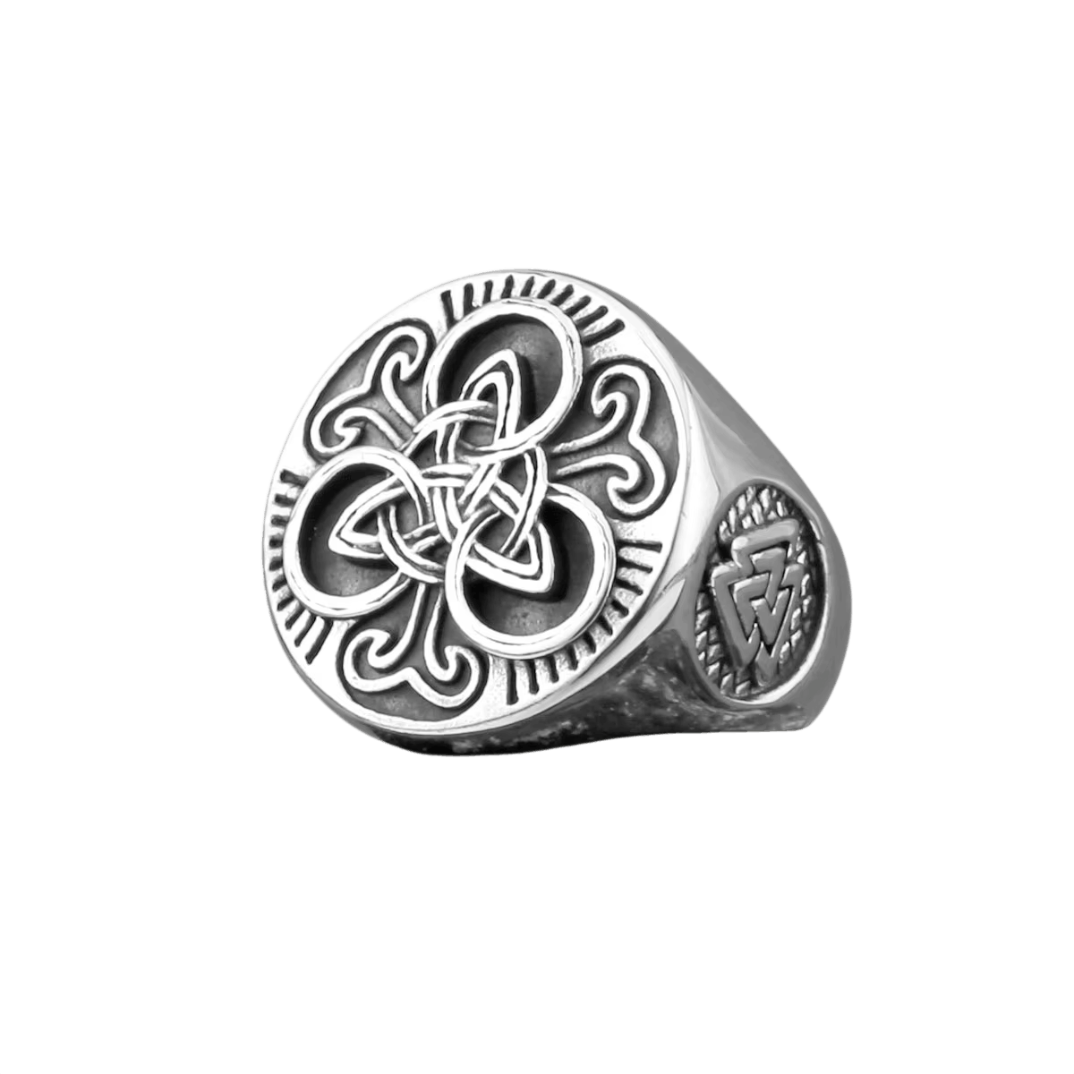 Chevalière viking ronde en acier inoxydable, nœud celtique à quatre boucles dans un cercle guilloché, sur fond blanc