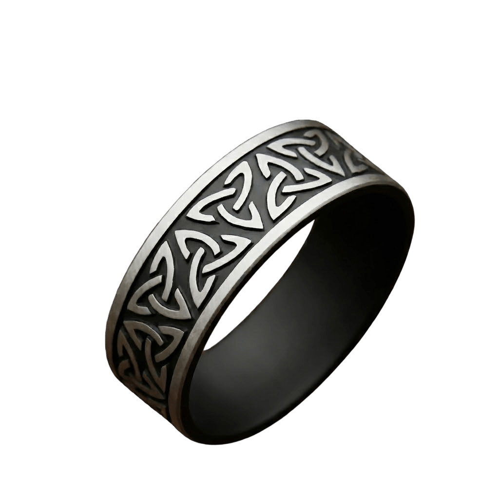 Bague viking de type anneau en acier inoxydable avec gravures répétées du symbole Triquetra en finition antique.