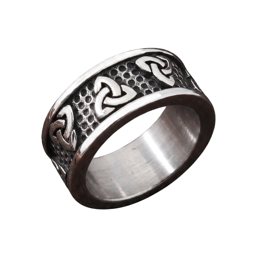 Bague viking en acier inoxydable avec symboles Triquetra polis sur fond texturé noirci.