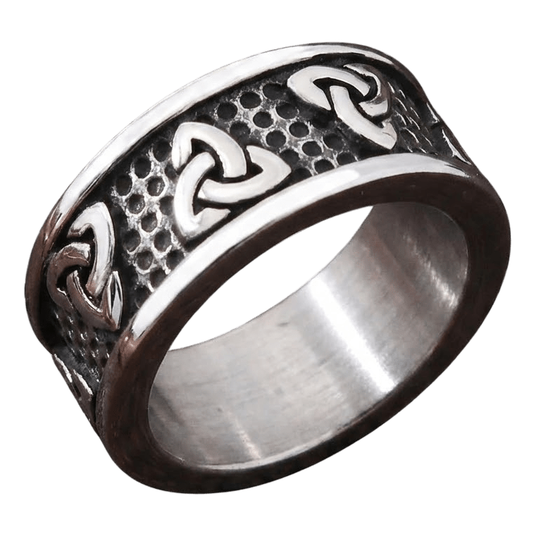 Bague viking en acier inoxydable avec symboles Triquetra polis sur fond texturé noirci.