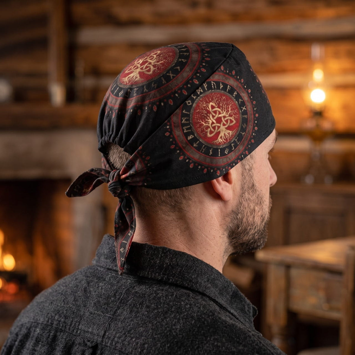Homme portant le Bandana Viking Médaillon Rouge et Noir