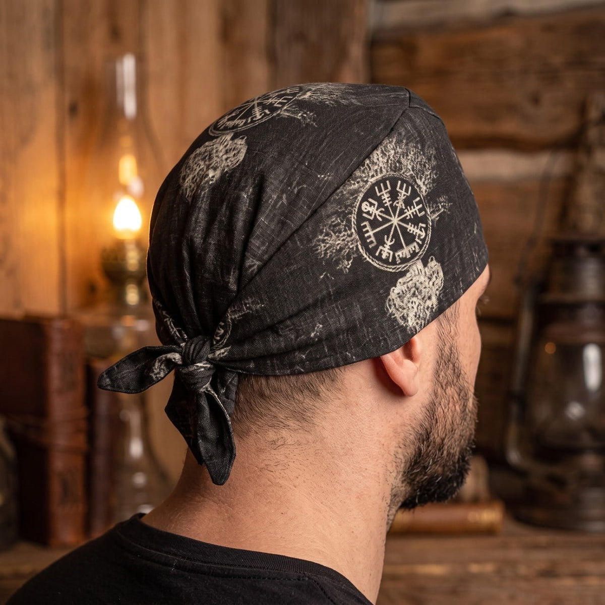 Homme portant le Bandana Viking Roue Solaire Noir