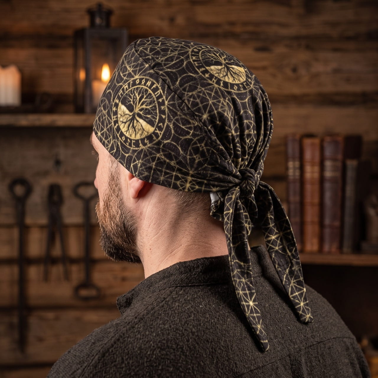 Homme portant le Bandana Viking Vegvísir Vert Sombre