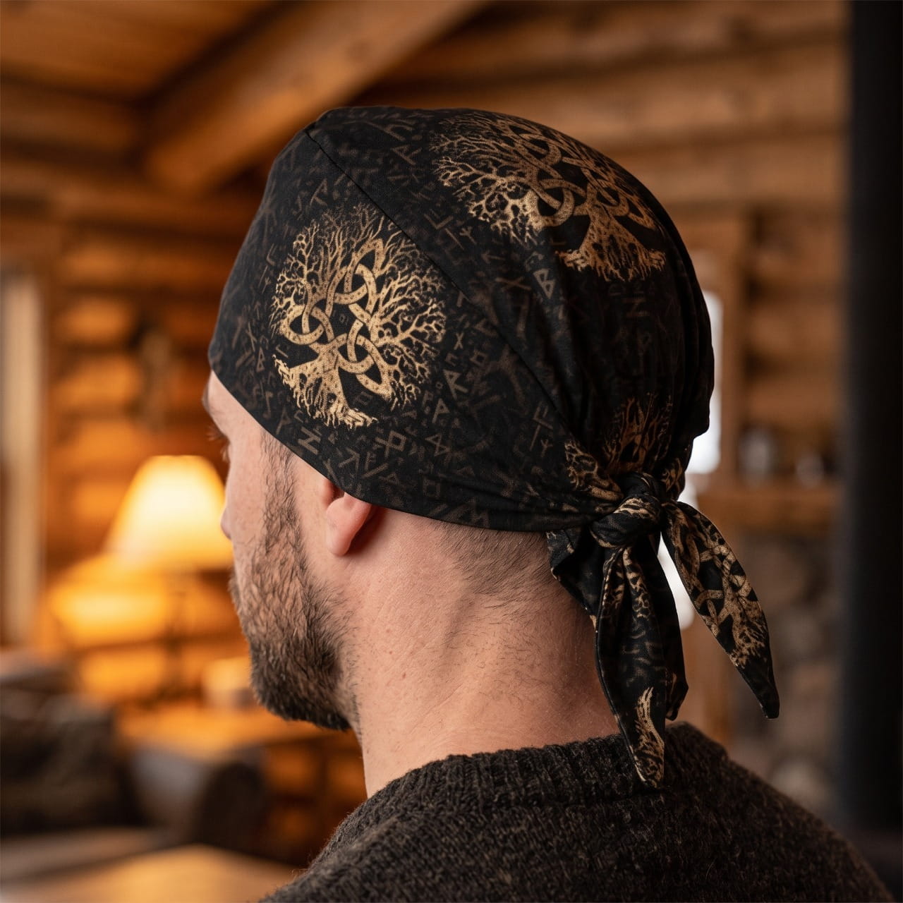 Homme portant le Bandana Viking Yggdrasil Doré Noir