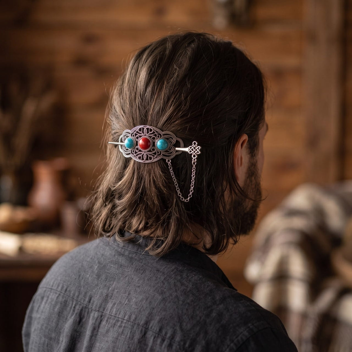 Barrette Viking Filigrane à Gemmes Turquoise et Rouge, porté