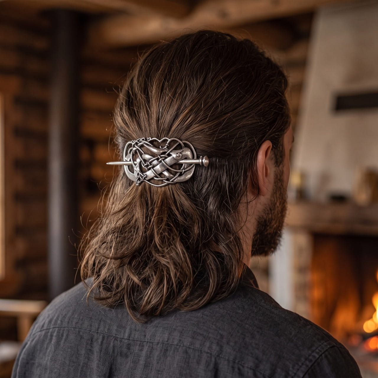 Barrette Viking Ovale à Entrelacs, porté