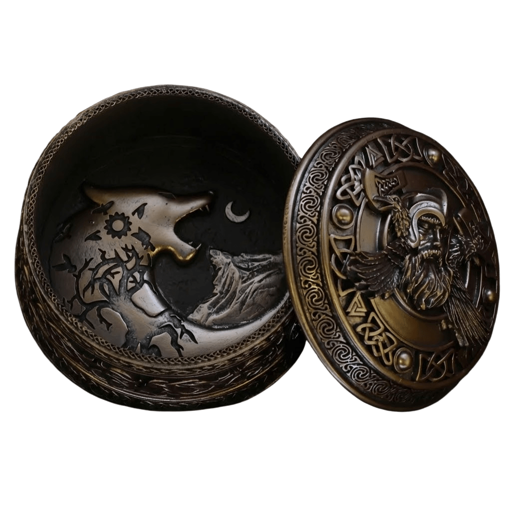 Boîte à bijoux viking ouverte en résine bronze montrant le portrait d'Odin sur le couvercle et le loup Fenrir sculpté à l'intérieur.