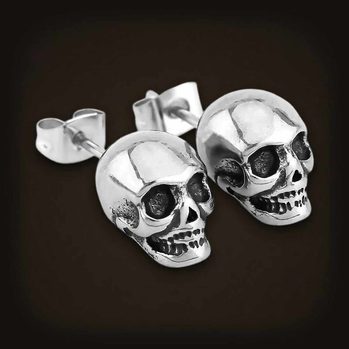 Puce d'oreille crâne en acier inoxydable poli, dentition marquée, vue de face