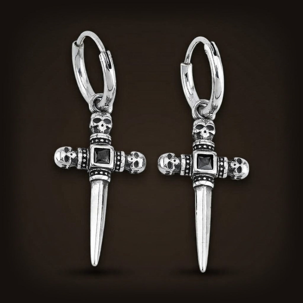 Paire de boucles d'oreilles pendantes croix-épée en acier, crânes aux extrémités et zircon noir carré au centre
