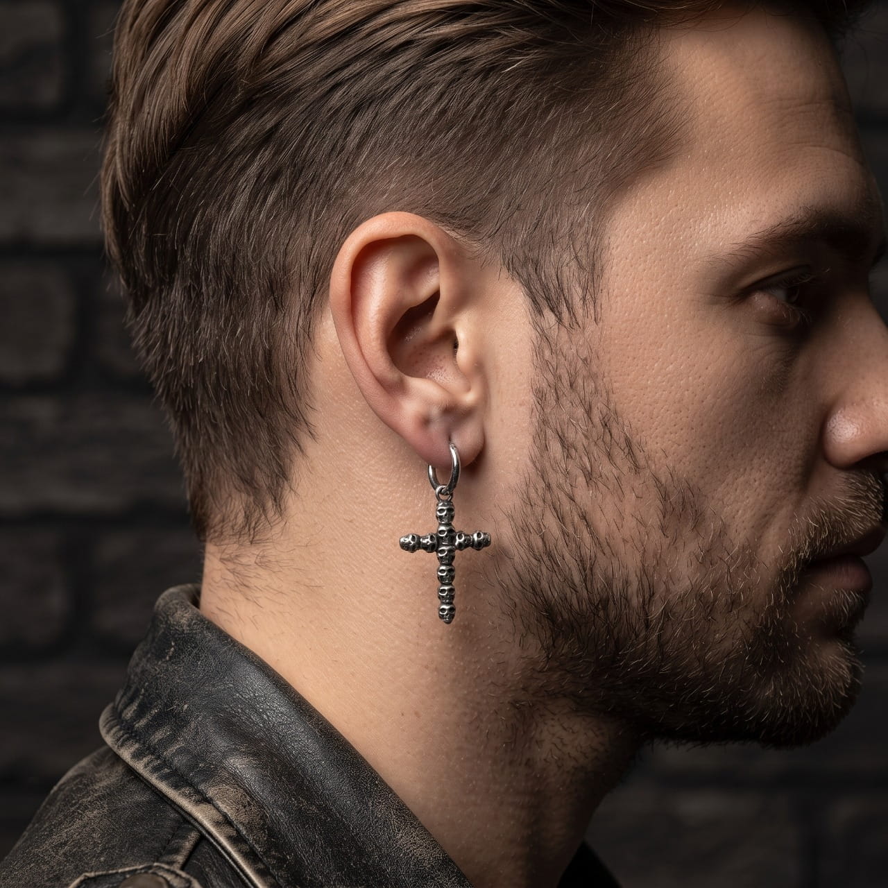 Grande pendante croix gothique en acier portée à l'oreille d'un homme