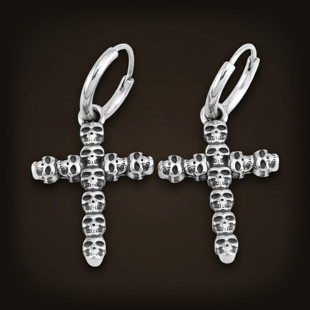 Paire de boucles d'oreilles croix gothique formée de petits crânes, en acier inoxydable, sur créoles