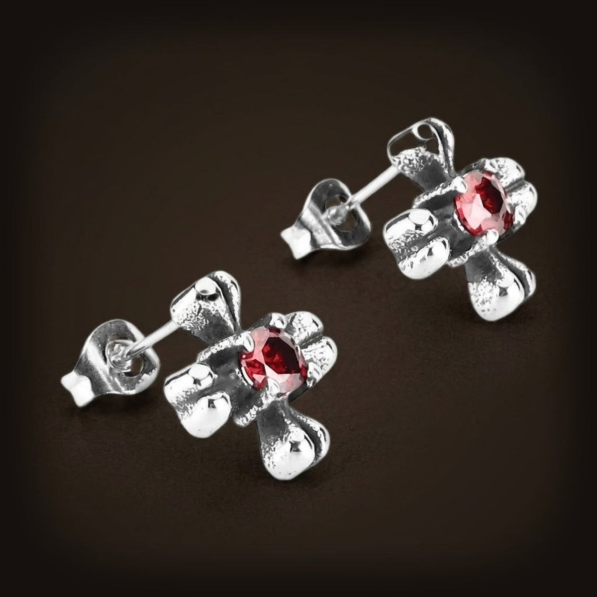 Puces d'oreilles croix en acier inoxydable, bras évasés et zircon rouge serti à la croisée