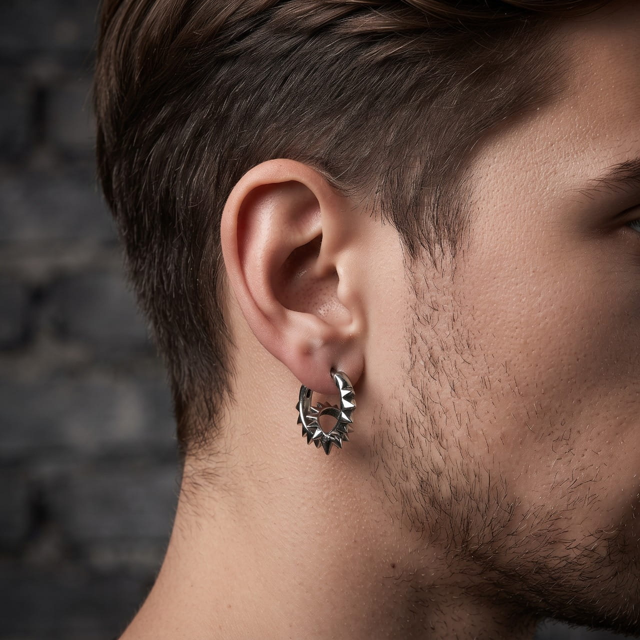 Créole engrenage en acier portée à l'oreille, dents mécaniques visibles