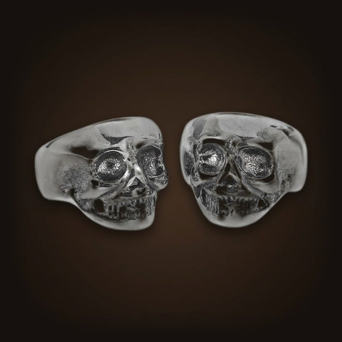Boucles d'oreilles crâne en acier inoxydable poli, orbites et dentition creusées