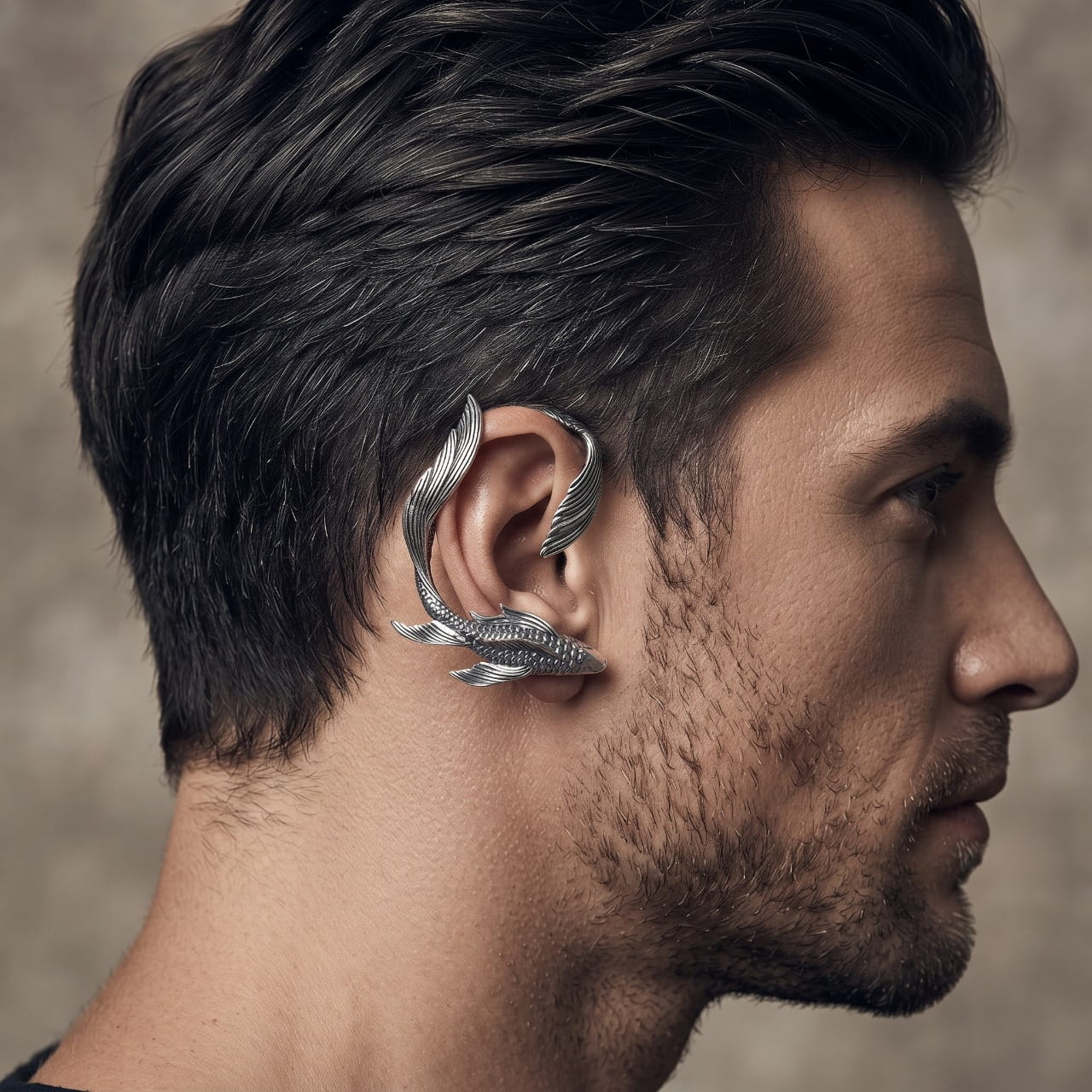Boucle d'oreille poisson volant en acier portée au lobe, nageoires déployées