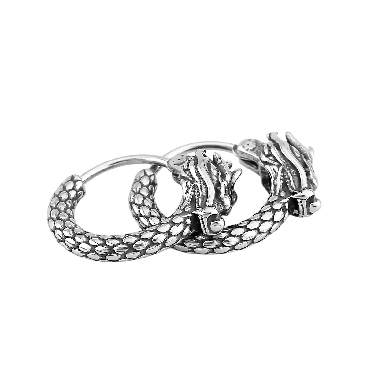 Créole tête de dragon en acier inoxydable noirci, détail de la gueule et des écailles