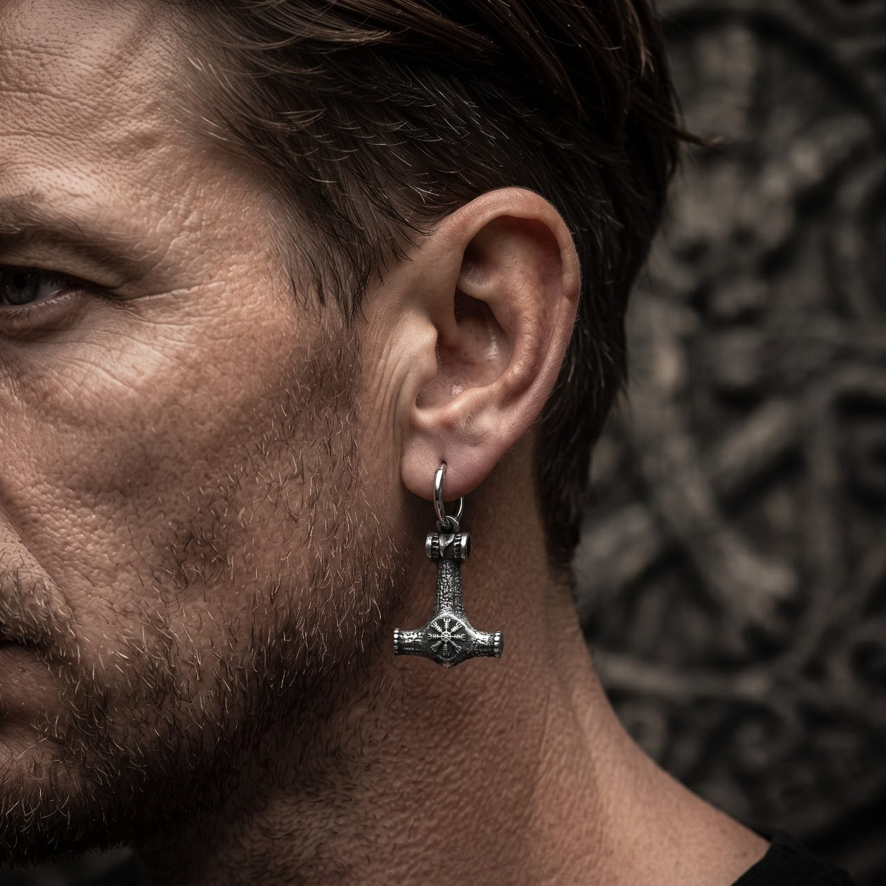 Boucle d'oreille viking marteau de Thor pendante portée au lobe