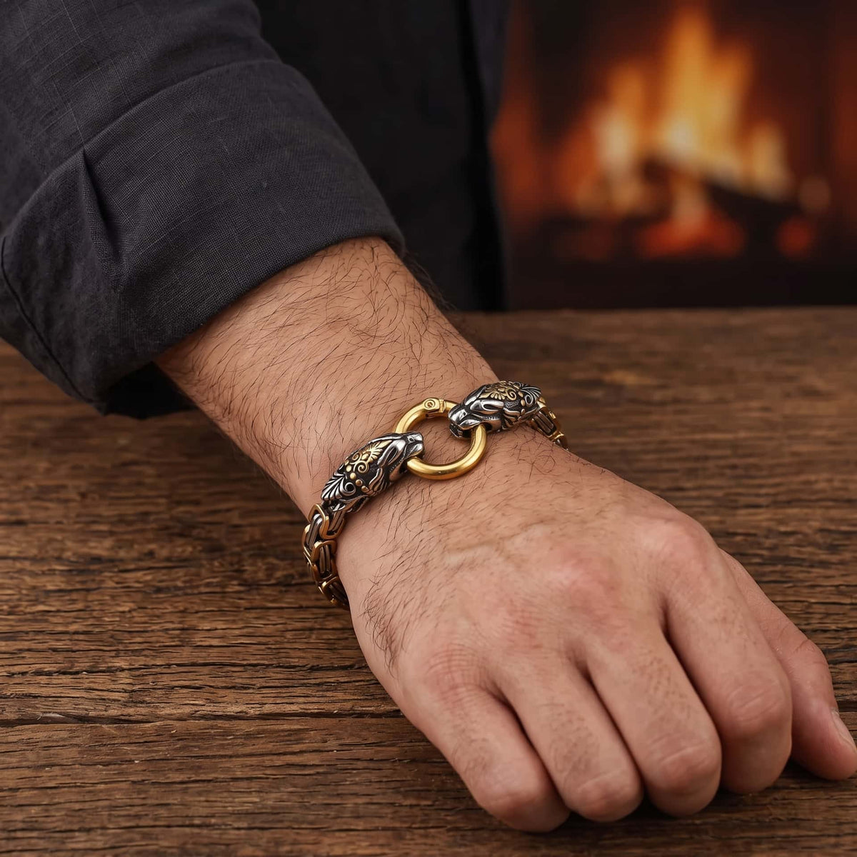 Bracelet Chaîne Byzantine à Têtes de Dragon : Anneau Central, porté au poignet