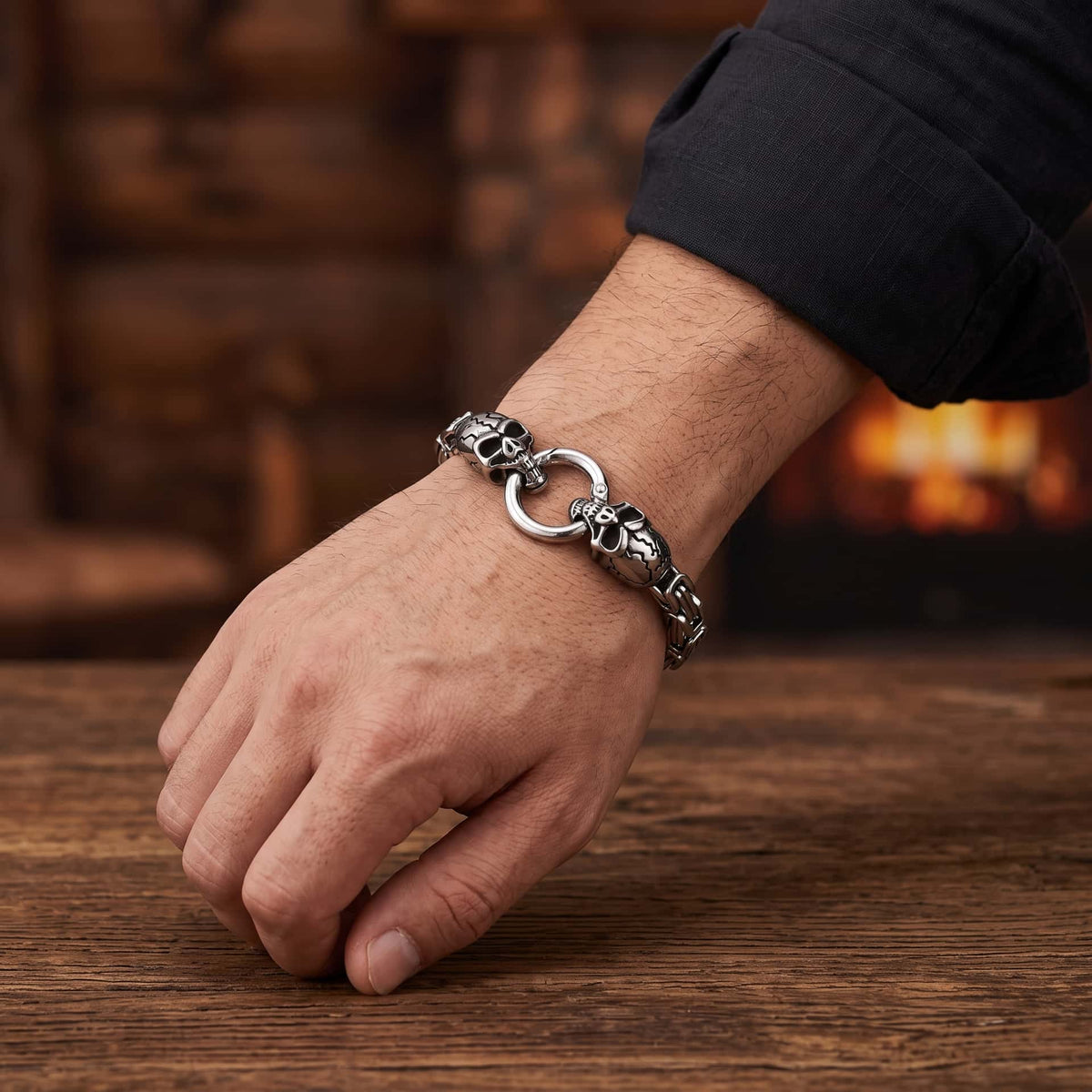 Bracelet Chaîne Byzantine à Têtes de Mort : Acier Noirci, porté au poignet